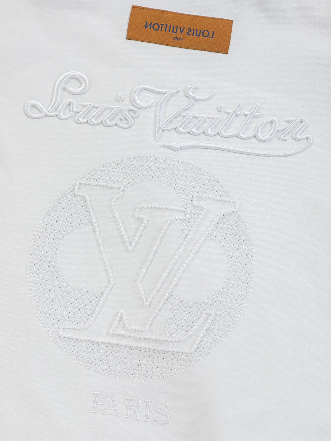 🅿️200 Louis Vuitton 1V LV lv slightly wide version S-XL LV 26ss new products are available at the counter simultaneously. Multiple craftsmanship. Classic simple letters on the chest🪡 embroidery. Simple letters on the back are hollowed out🪡 embroidery. Round neck short-sleeved T-shirt, same style for men and women! Consigned to one-to-one creation. Synchronized with the official website, pure cotton fabrics at the counter! It is close to the skin and comfortable, durable and easy to wear. It has a classic and simple logo design and meticulous original craftsmanship. Short-sleeves, a must-have item for men, do not appear to be the same for the general public, but must be unique and eye-catching. This LV short-sleeve is all about quality, comfort, the same shape and fashion as always, including fabrics and cutting techniques. All of them have been made with great effort! 320 grams of washed pure cotton fabric, pure cotton is breathable, very refreshing and comfortable for daily wear. The rib knitting on the neckline is smooth and tight, and the neckline will not be skewed if you toss it at will. The loose version, you will find that it looks really good on the upper body. The overall is minimalist and neat, super versatile for daily use! Pair it casually with a pair of pants for a youthful look. A T-shirt will make your outfit crazy. It is a fashionable item that can never go wrong! Color: Black White Size: S-XL Size chart: S: Shoulder width 50-Bust 56-Length 70 M: Shoulder width 52-Bust 57-Length 72 L: Shoulder width 54-Bust 59-Length 74 XL: Shoulder width 56-Bust 62-Length 76